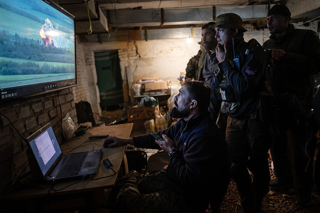 周三，乌克兰喀尔巴阡领土防卫营的士兵在哈尔科夫地区查看无人机拍摄的针对俄罗斯部队的袭击画面。