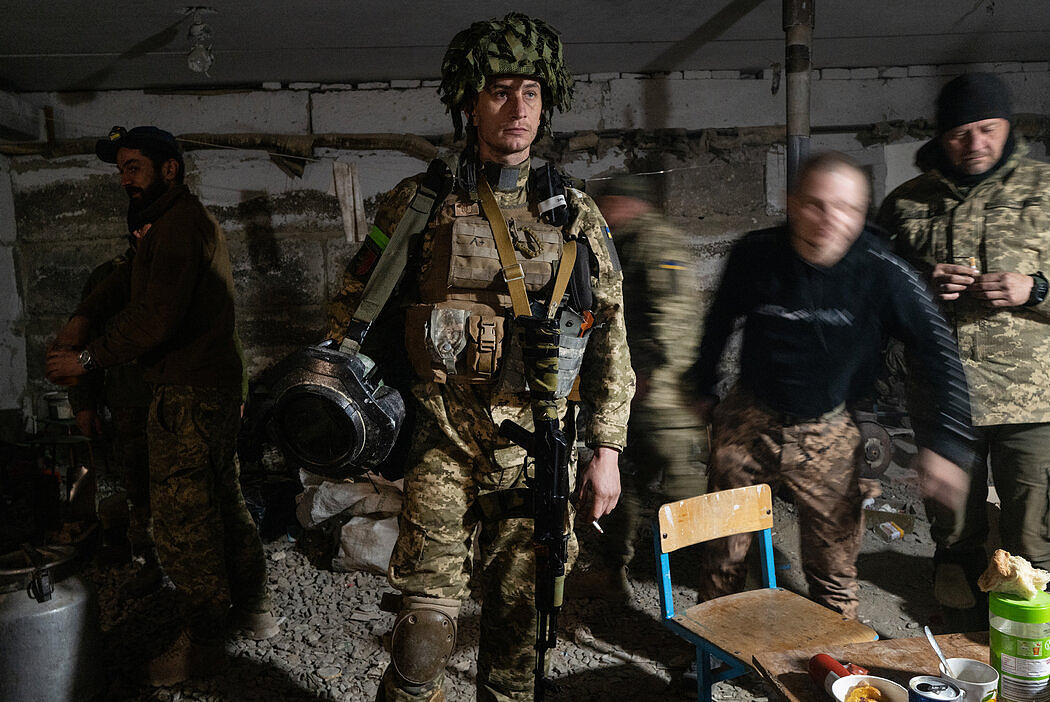 周三，乌克兰士兵和志愿战士在哈尔科夫地区前线附近的一个地下室躲避俄军炮火。
