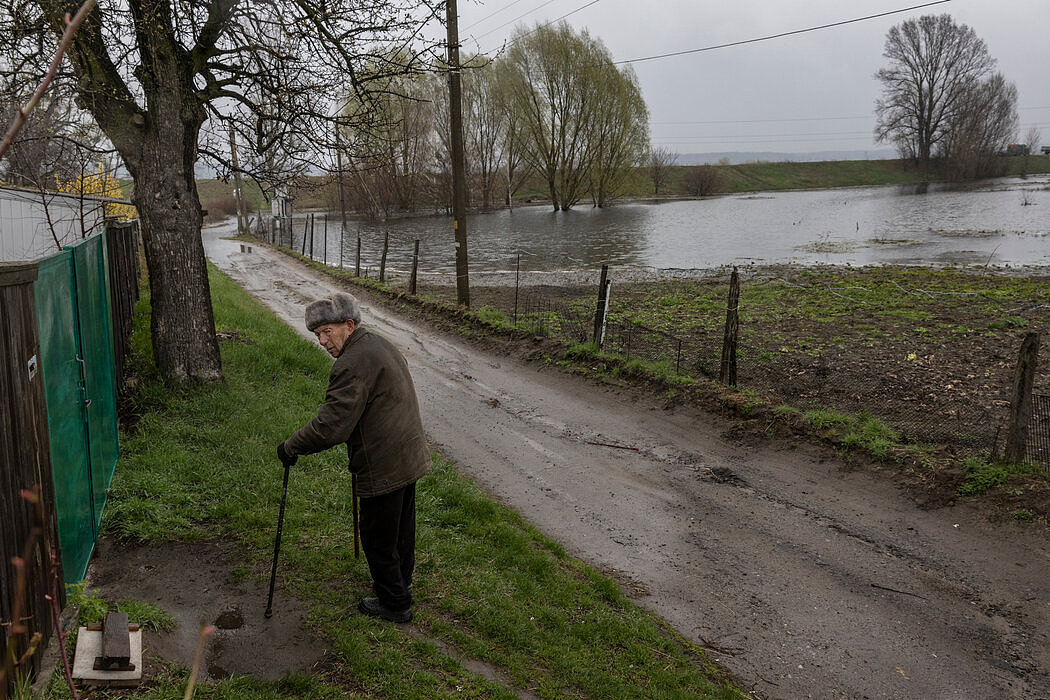 基辅郊外德米迪夫村，一块故意被淹的农田仍然泡在水中。上个月，俄罗斯军队从该地区撤出。
