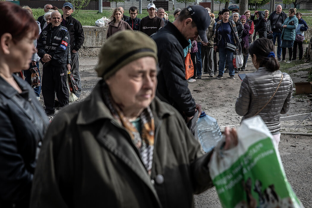 周三，乌克兰东部哈尔科夫的居民等待人道主义救援物资。
