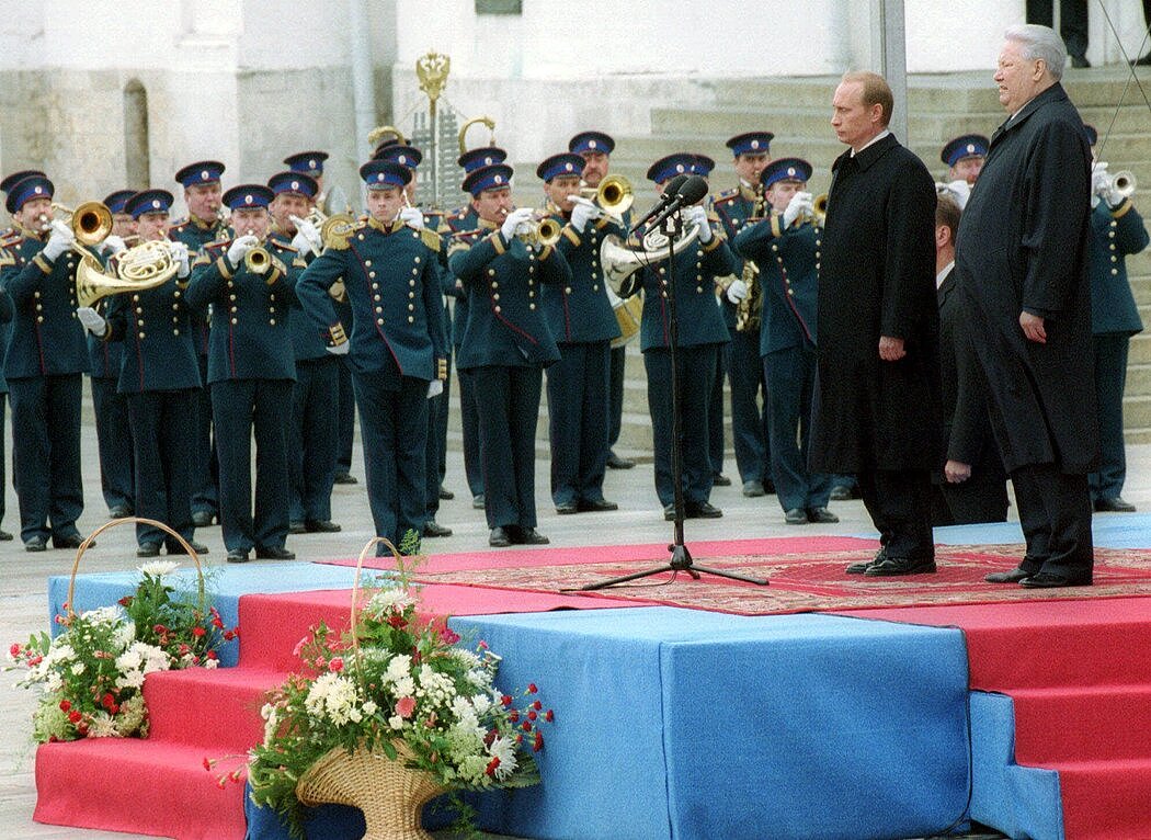 2000年5月，普京和前总统鲍里斯·叶利钦（右）在普京的总统就职典礼上。
