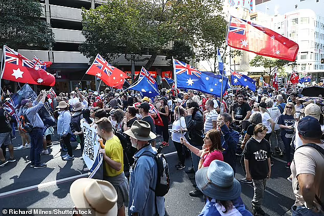 悉尼爆发反疫苗游行，千名抗议者涌上街头，呼吁民众不要支持两大政党（组图） - 5