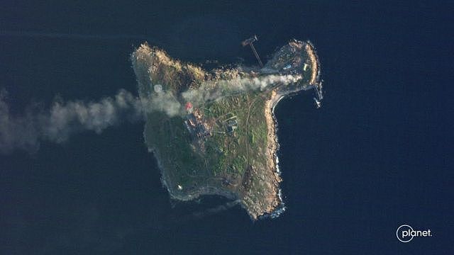 2022年5月8日卫星图片显示蛇岛上冒出浓烟。