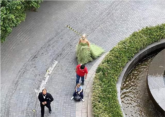 上海小区惊现最浪漫测核酸！女子身着拖地长裙，典雅到极致，网友：这个年纪身材气质还这么好（组图） - 3