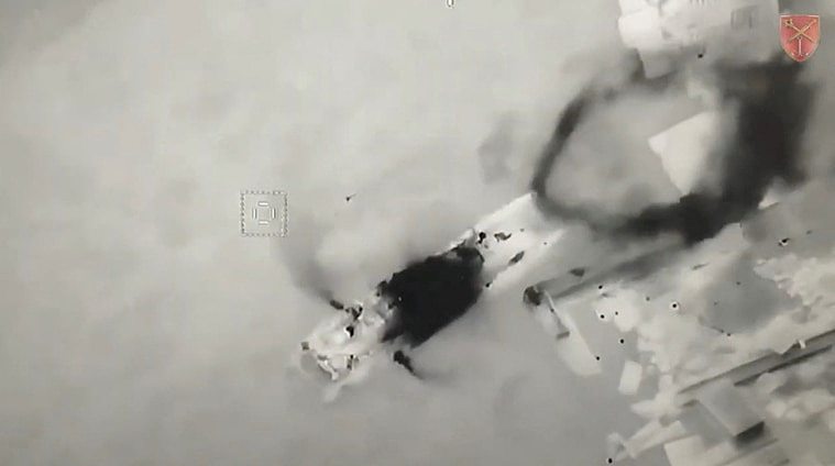 空拍图显示俄罗斯无人机以弹道飞弹攻击蛇岛的俄罗斯登陆艇。 路透