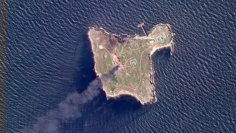 卫星画面显示，乌克兰以无人机攻击蛇岛的俄军设施后，地面冒出浓浓黑烟。 美联社