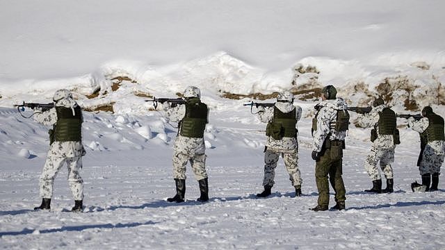 芬兰卡累利阿旅的预备役人员在与俄罗斯接壤的边境附近进行射击演练