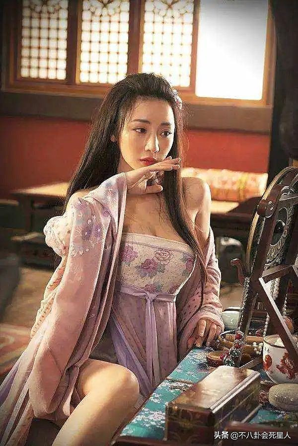 8位拥有“顶级好乳”的女星！个个“胸”器逼人，杨幂只能排倒数