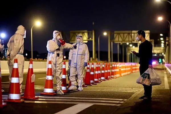 滞留者艰难离开上海，要经历重重“考验”：飞机火车—票难求包，私家车需花1-3万（组图） - 2