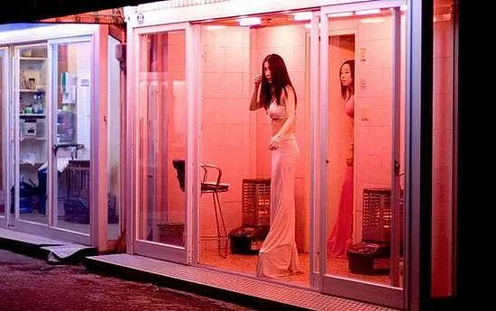 韩国著名的“玻璃房”红灯区