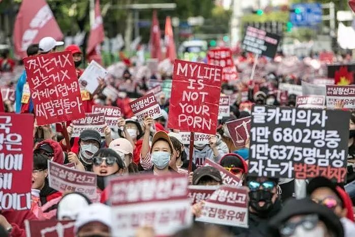 因为N号房事件，韩国妇女上街游行提出反色情以及追查其中更多嫌疑人口号