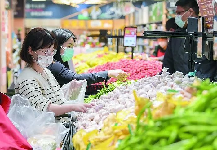 近日，顾客在上海市松江区一家超市选购蔬菜。新华社图