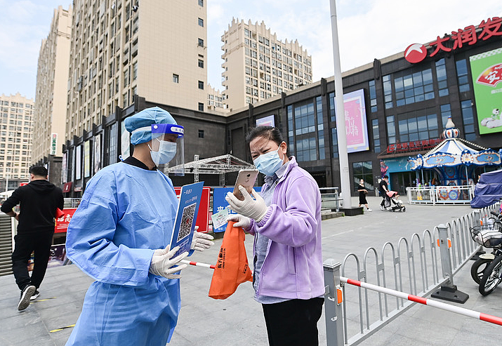 在上海市嘉定区一家超市，工作人员在商超入口处核验购物者的防疫码（5月9日摄）。新华社记者李贺 摄