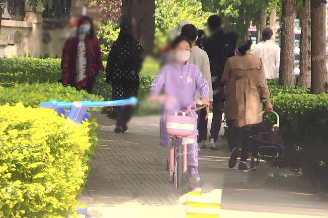 李小璐陪女儿在街边骑自行车，穿扮低调，甜馨甩动秀发古灵精怪（组图） - 2
