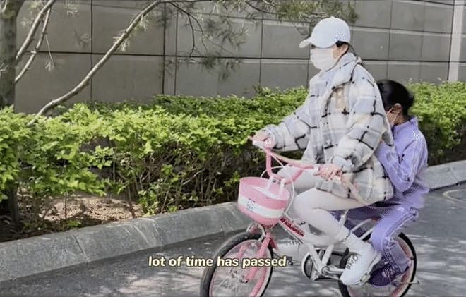李小璐陪女儿在街边骑自行车，穿扮低调，甜馨甩动秀发古灵精怪（组图） - 8