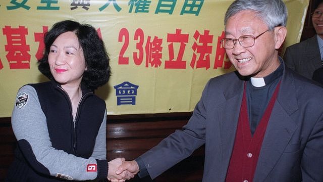 陈日君（右）与叶刘淑仪（左）握手（23/11/2002）