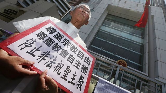 陈日君枢机在香港中联办外抗议中国宗教部门自行祝圣主教（11/7/2012）