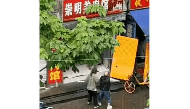 上海一家羊肉店老板亏了几十万元，在雨中号啕大哭，路人无不动容！网友：看着太难受了（视频/组图） - 3