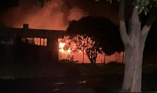 澳废弃教学楼发生可疑火灾，居民称听见尖叫声，被要求帮忙灭火（组图）