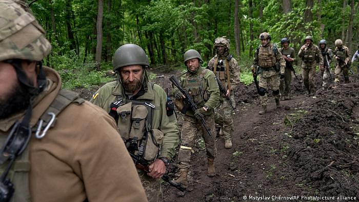 Ukraine Krieg | Ukrainische Soldaten bei Charkiw