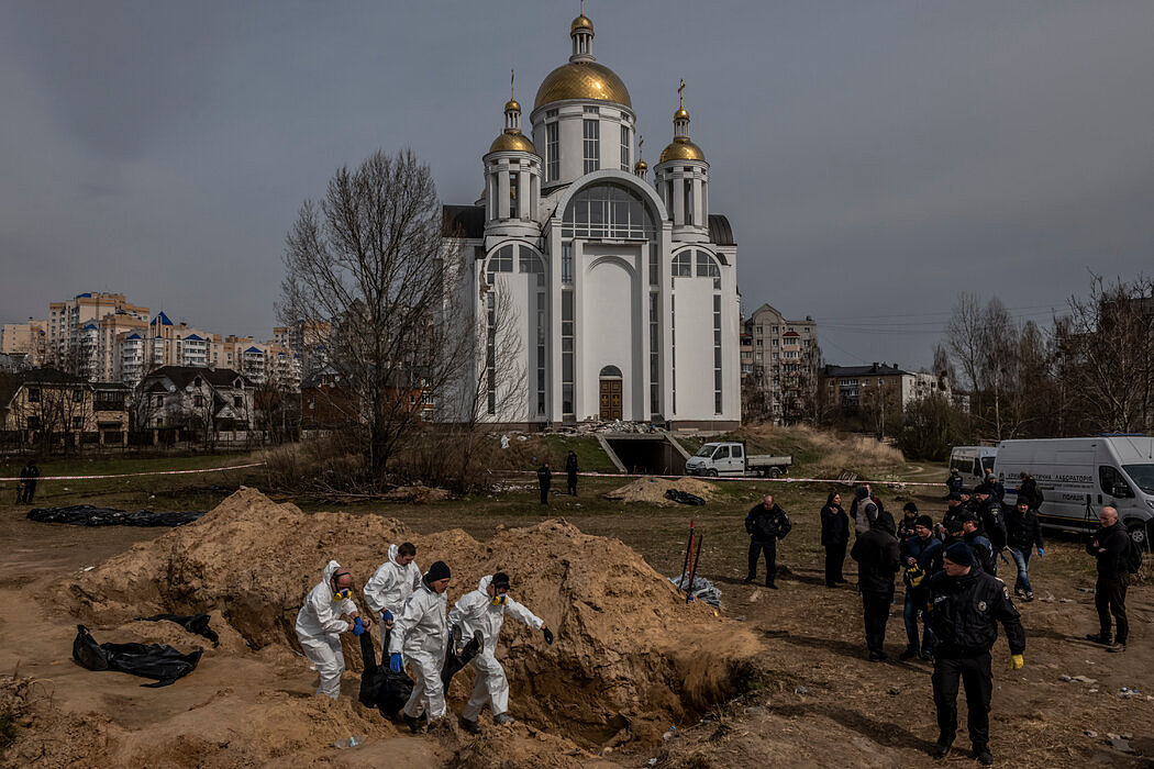 上个月，人们在乌克兰布查的一个乱葬岗中将尸体挖出。