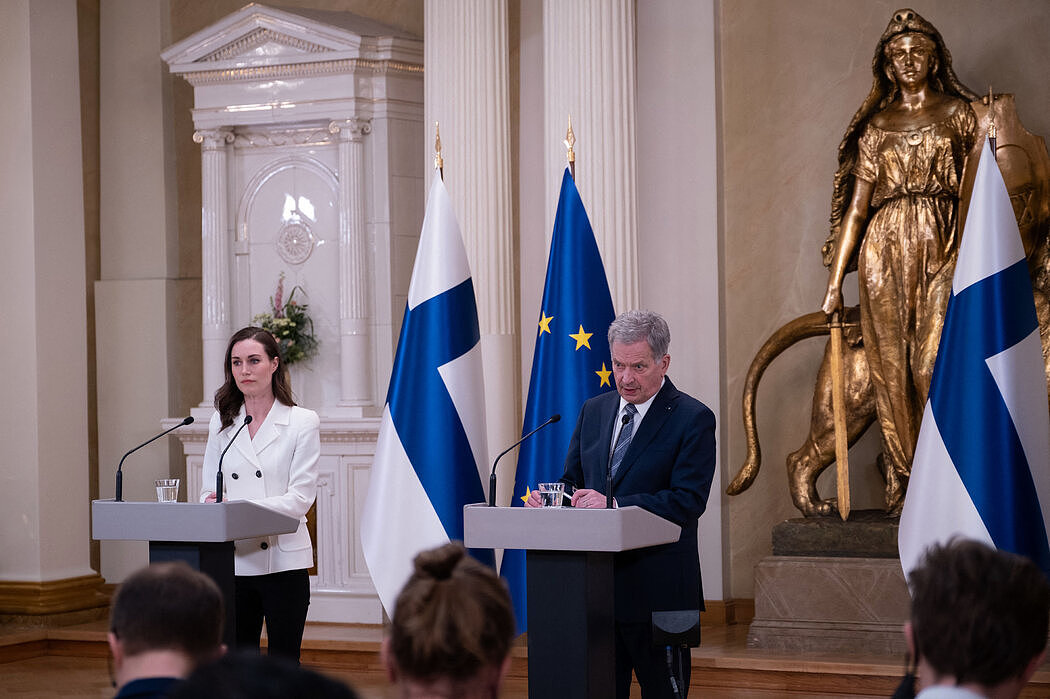 周日，芬兰总理桑娜·马林和芬兰总统绍利·尼尼斯托在赫尔辛基发表讲话。