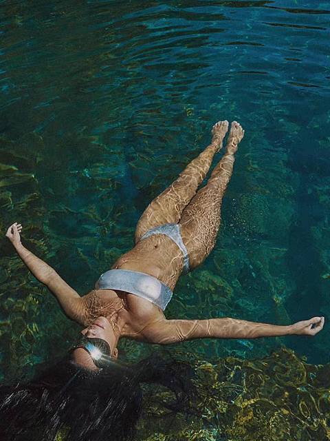 卡戴珊最新写真照，分段泳衣曲线玲珑性感十足，雨林游泳秀腰臀比（组图） - 3