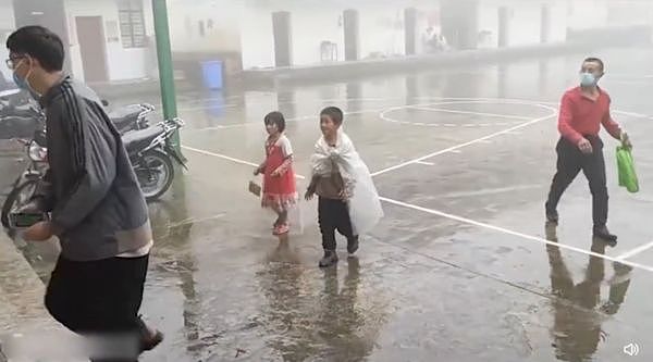 8岁小兄妹披塑胶袋冒雨20公里，只为开学前做1次免费筛检。 （图／翻摄自微博／搜狐千里眼）