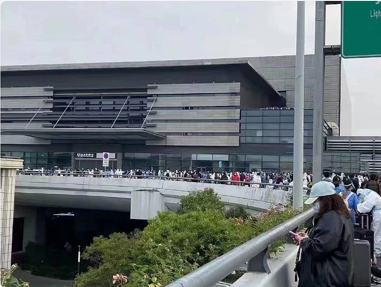中国微博传出虹桥火车站涌现「离沪人潮」照片。 （取自微博）