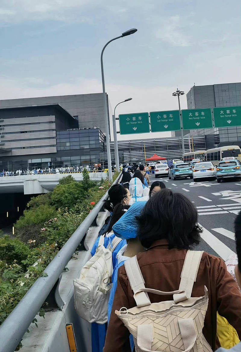 国微博传出虹桥火车站涌现「离沪人潮」照片。 （取自微博）