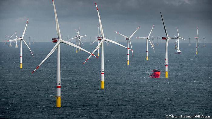 Deutschland Windkraftanlage in der Deutschen Bucht