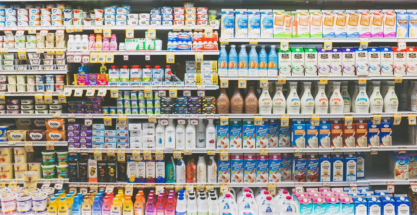 有港女于讨论区发文表示，男友买牛奶时习惯拿排在货架最前的，担心若人人也拿后排的，「前面慨就冇人饮，到时要扔就好浪费」。 （Kenny Eliason@Unsplash）