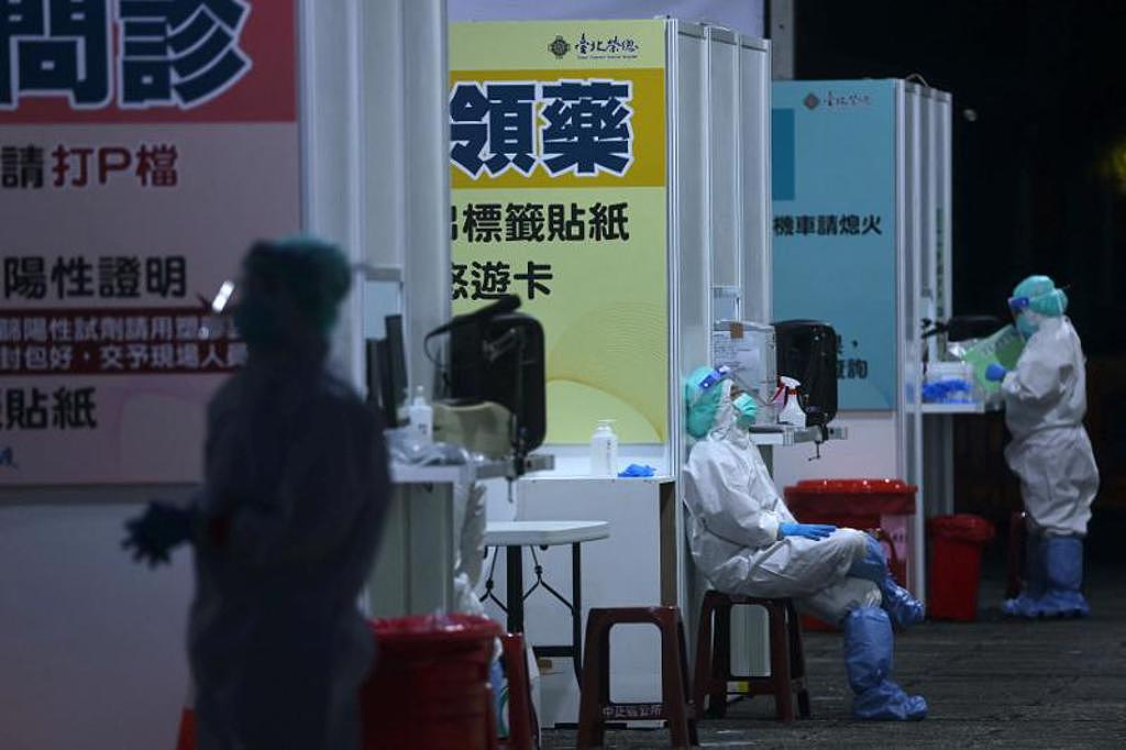 台湾疫情扩大之后，目前已有超过80万例确诊。 这些曾经感染Omicron的人必须面对重复感染的问题。 图为台北街头的筛检站。 （图／路透）