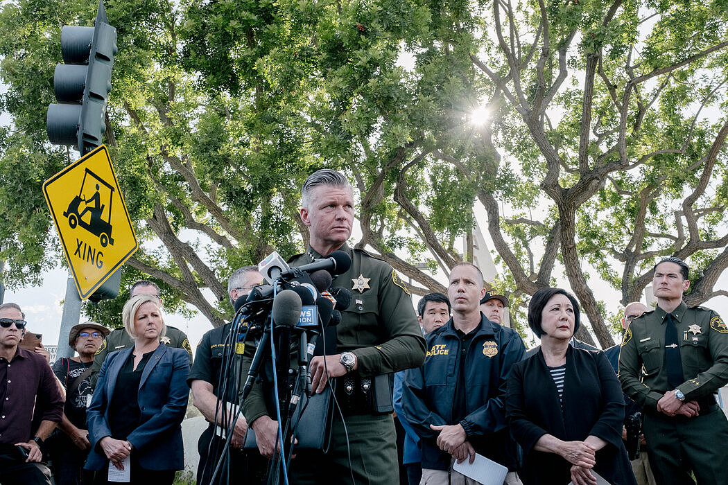 加州奧蘭治縣的副警長傑夫·哈洛克週日說，教友們「出手干預，阻止了槍手，在我們看來表現出了非凡的英雄精神和勇氣」。