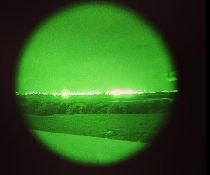 三名驻埃及西奈沙漠的美军在2014年底，曾目睹夜空有不明飞行物体。图为三名美军当时夜视镜景象。(取自Instagram)