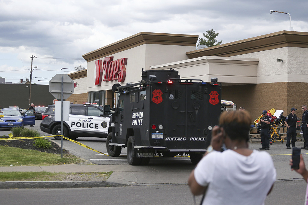美水牛城超市大规模枪击至少10死重装迷彩防弹枪手落网。 (图/美联)