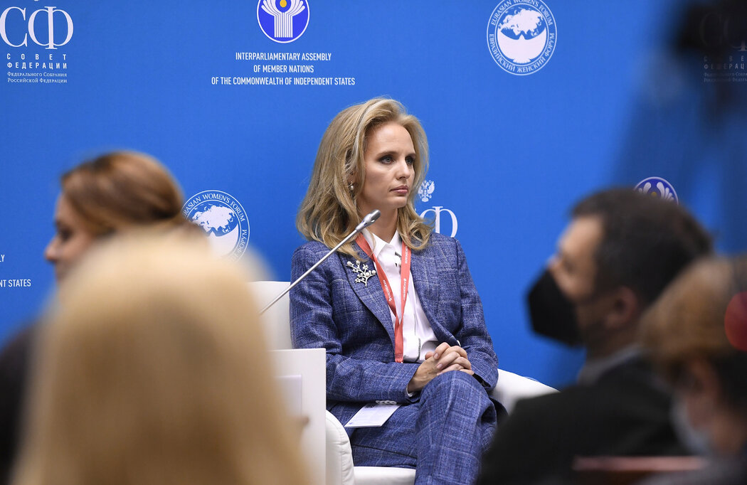 玛丽亚在2021年俄罗斯圣彼得堡举行的欧亚妇女论坛上。
