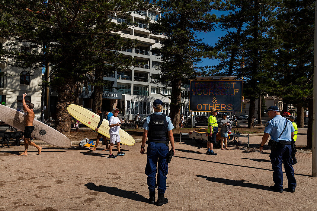 2020年，警察监控悉尼一个封闭的海滩。