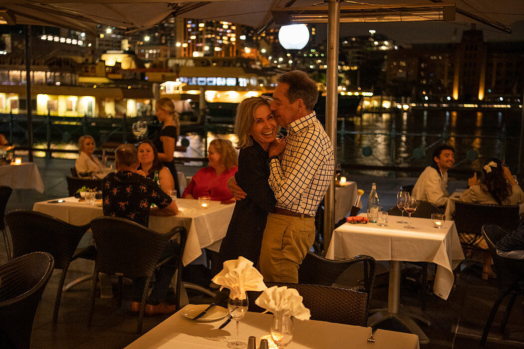 2020年12月，新年前夜，在悉尼一家餐厅跳舞。