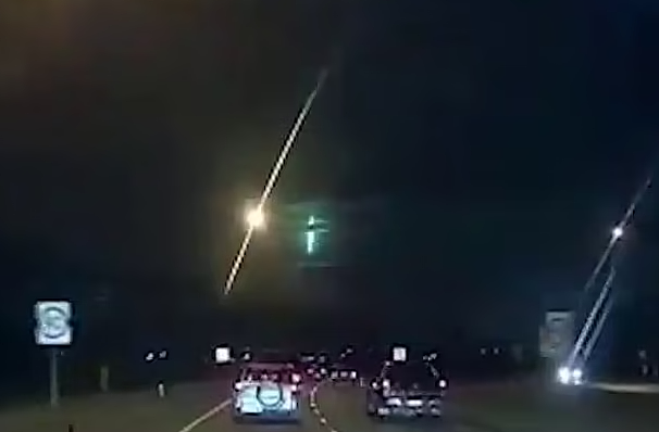 蓝绿色火球划过西澳夜空，爆炸后发出巨大声响！目击者：被惊呆了（视频/组图） - 3
