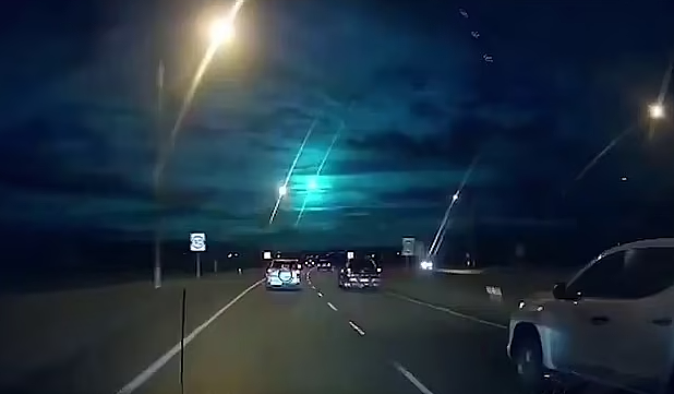 蓝绿色火球划过西澳夜空，爆炸后发出巨大声响！目击者：被惊呆了（视频/组图） - 2