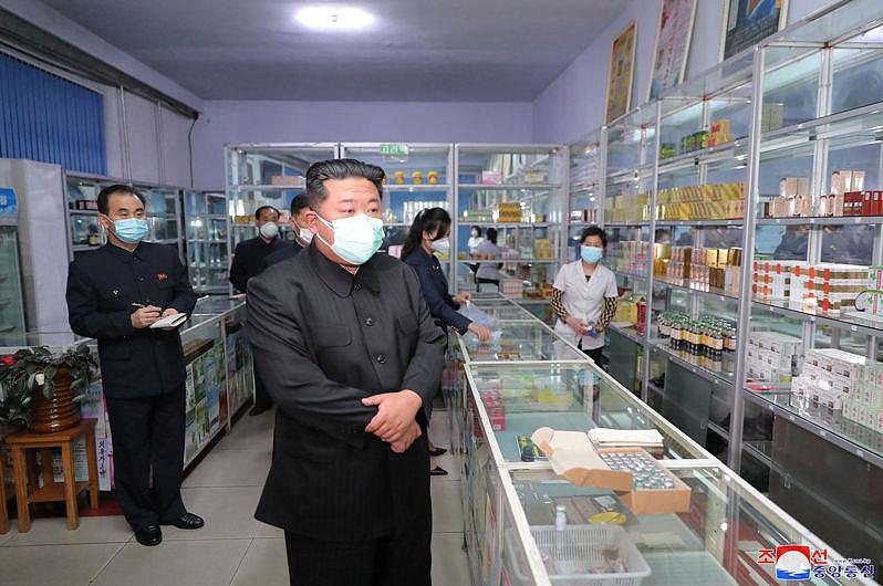 北韩最高领导人金正恩15日视察平壤的药店。 （路透）
