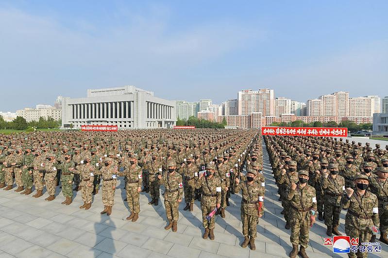 北韩疫情扩大，金正恩下令动用军队稳定平壤的药品供应。 (欧新社)
