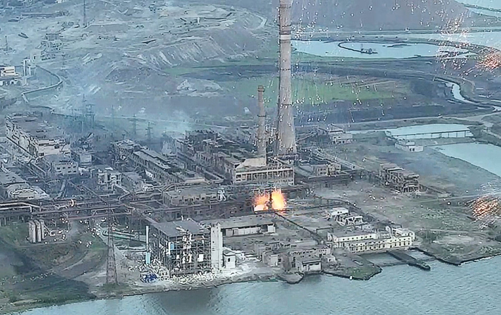 俄军疑动用白磷弹攻击乌克兰马立波亚速（Azovstal）钢铁厂。 （路透）