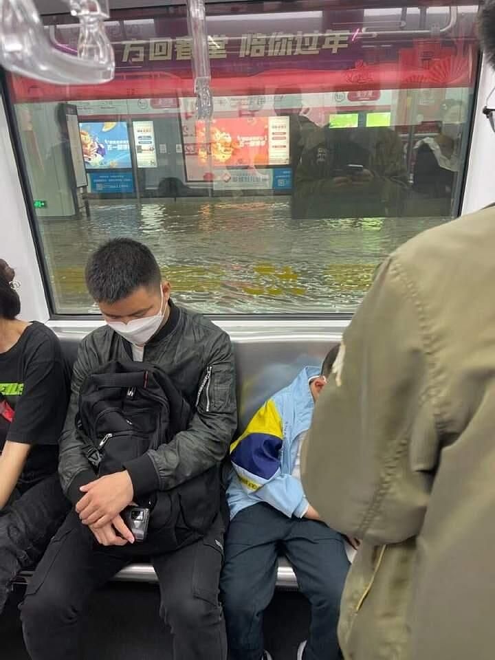 ▲▼水淹杭州地铁1号线金沙湖站。（图／翻摄自微博）