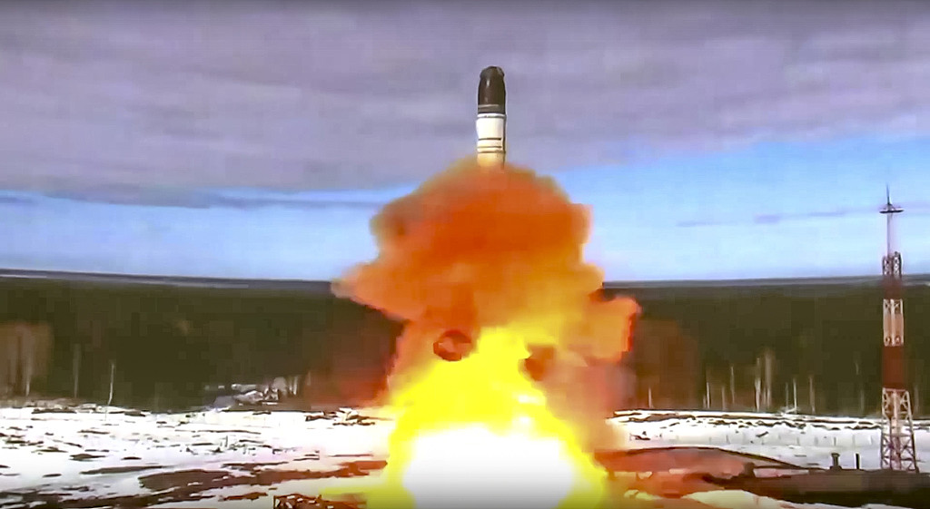 「萨尔马特」（Sarmat），也就是「撒旦二型」洲际弹道飞弹，不仅能携带10枚重型或16枚轻型分导式核弹头，还能和高超音速武器搭配使用。 （俄罗斯航太/Roscosmos space agency）