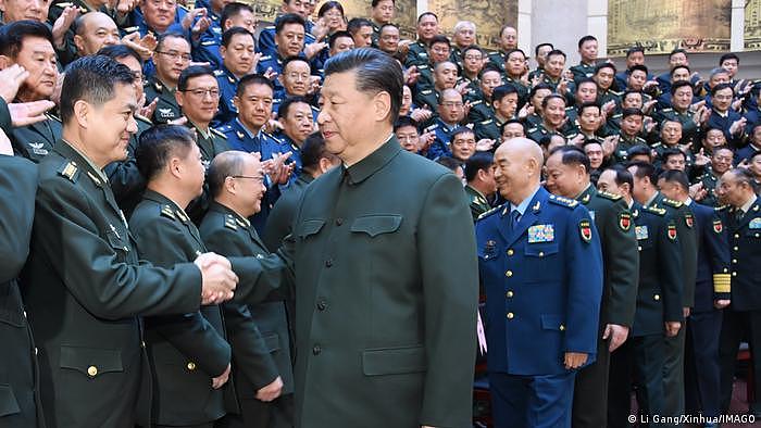 图为中国国家主席习近平访问中国人民解放军国防科技大学