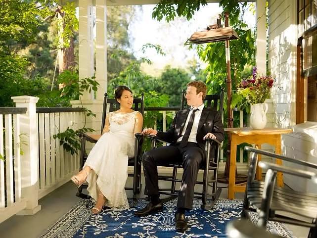 马克·扎克伯格庆祝结婚十年，重现婚纱照，37岁亚裔爱妻坐姿豪放（组图） - 2
