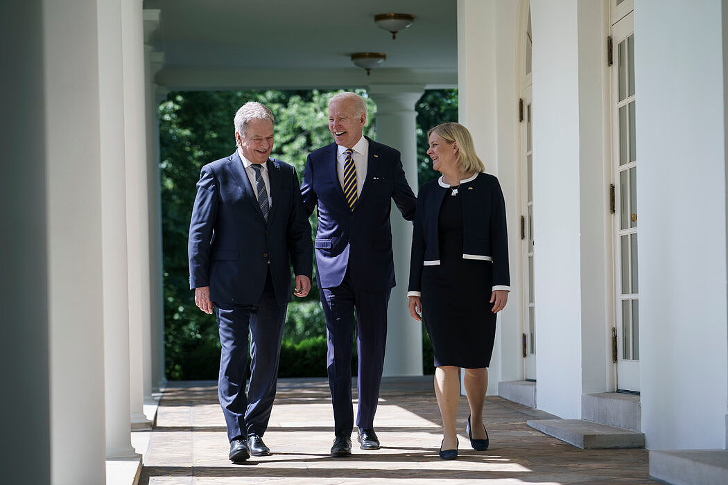 周四，拜登与芬兰总统绍利·尼尼斯托和瑞典首相马格达莱娜·安德森在白宫，两国已决定加入北约。
