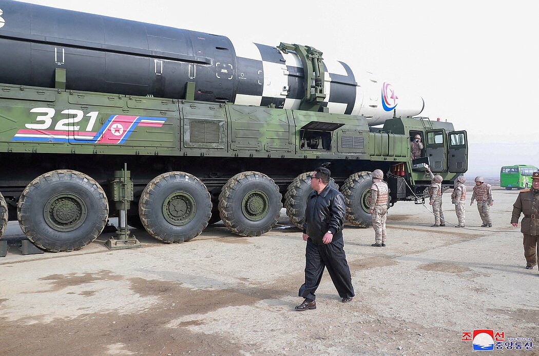 在朝鲜官方媒体发布的一张未注明日期的照片中，该国最高领导人金正恩身旁就是官媒报道中提到的火星-17洲际弹道导弹。